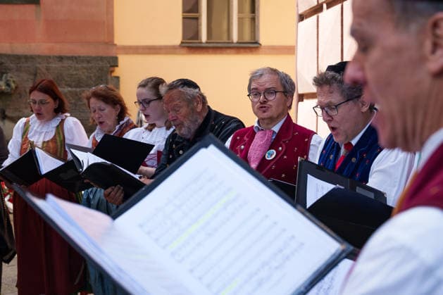 May 25, 2026, Brno, South Moravia, Czech Republic: A folk choir is singing a song during a commemorative ceremony honoring the victims of Nazism in Brno, Czech Republic, on May 25, 2026. The 76th Congress of Sudeten Germans took place in Brno, Czech Republic, from May 22 to 25, 2026, marking the first time the event was held in the country. Brno Czech Republic - ZUMAc315 20260525_zsp_c315_027 Copyright: xMichaelxCabalx