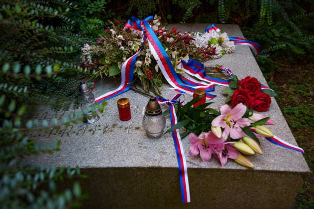 May 25, 2026, Brno, South Moravia, Czech Republic: Flowers on the memorial during a commemorative ceremony honoring the victims of Nazism in Brno, Czech Republic, on May 25, 2026. The 76th Congress of Sudeten Germans took place in Brno, Czech Republic, from May 22 to 25, 2026, marking the first time the event was held in the country. Brno Czech Republic - ZUMAc315 20260525_zsp_c315_049 Copyright: xMichaelxCabalx