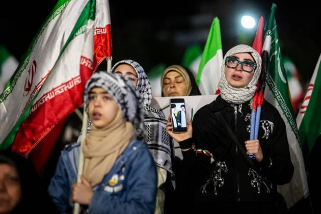 May 25, 2026, Iran, Iran: Pro-government supporters wave national flags during a state-organized rally, amid a ceasefire with Iran, the US, and Israel. President Donald Trump issued a fresh warning to Iran on May 17, saying it had to move quickly towards a peace deal or there won t be anything left of them. Washington, locked in conflict with Tehran since US and Israeli forces launched major strikes on the Islamic Republic beginning February 28, has struggled to break an impasse and make any progress toward ending a war that has shaken the Middle East and sent energy prices climbing. Iran s foreign ministry said on May 25, that Tehran was collecting fees for navigational services on ships transiting the strategic Strait of Hormuz, r - ZUMAi98_ 20260525_zih_i98_001 Copyright: xIranianxSupremexLeader SxOfficex
