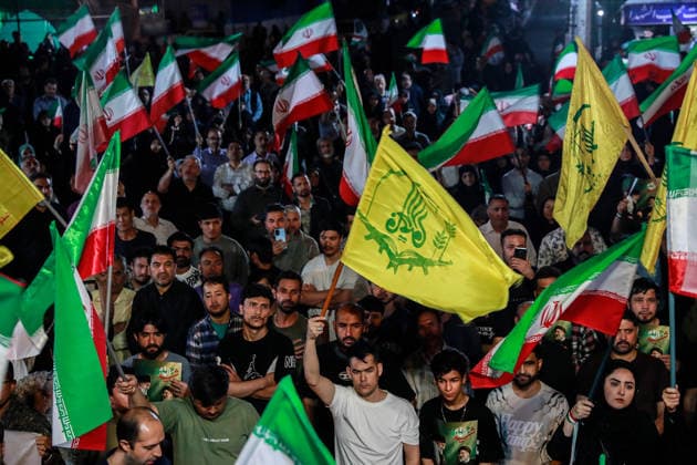 May 25, 2026, Iran, Iran: Pro-government supporters wave national flags during a state-organized rally, amid a ceasefire with Iran, the US, and Israel. President Donald Trump issued a fresh warning to Iran on May 17, saying it had to move quickly towards a peace deal or there won t be anything left of them. Washington, locked in conflict with Tehran since US and Israeli forces launched major strikes on the Islamic Republic beginning February 28, has struggled to break an impasse and make any progress toward ending a war that has shaken the Middle East and sent energy prices climbing. Iran s foreign ministry said on May 25, that Tehran was collecting fees for navigational services on ships transiting the strategic Strait of Hormuz, r - ZUMAi98_ 20260525_zih_i98_012 Copyright: xIranianxSupremexLeader SxOfficex