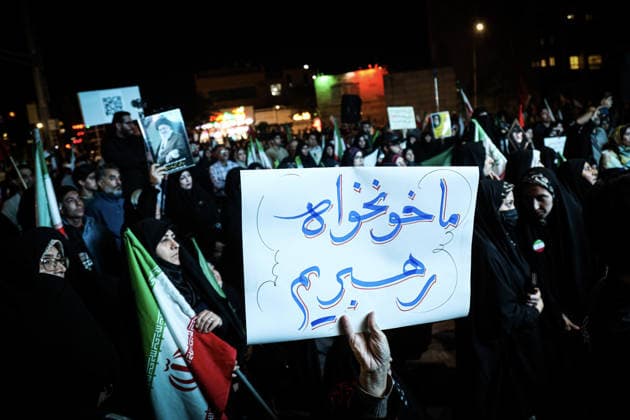 May 25, 2026, Iran, Iran: Pro-government supporters wave national flags during a state-organized rally, amid a ceasefire with Iran, the US, and Israel. President Donald Trump issued a fresh warning to Iran on May 17, saying it had to move quickly towards a peace deal or there won t be anything left of them. Washington, locked in conflict with Tehran since US and Israeli forces launched major strikes on the Islamic Republic beginning February 28, has struggled to break an impasse and make any progress toward ending a war that has shaken the Middle East and sent energy prices climbing. Iran s foreign ministry said on May 25, that Tehran was collecting fees for navigational services on ships transiting the strategic Strait of Hormuz, r - ZUMAi98_ 20260525_zih_i98_016 Copyright: xIranianxSupremexLeader SxOfficex