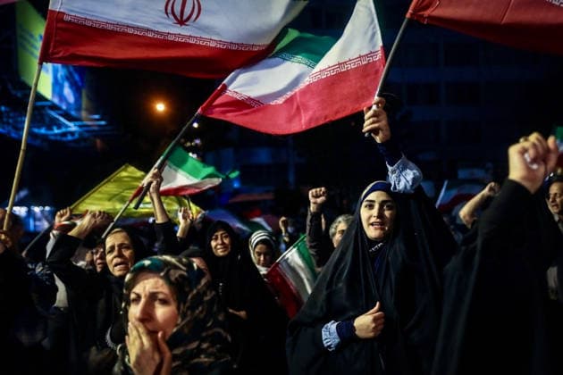 May 25, 2026, Iran, Iran: Pro-government supporters wave national flags during a state-organized rally, amid a ceasefire with Iran, the US, and Israel. President Donald Trump issued a fresh warning to Iran on May 17, saying it had to move quickly towards a peace deal or there won t be anything left of them. Washington, locked in conflict with Tehran since US and Israeli forces launched major strikes on the Islamic Republic beginning February 28, has struggled to break an impasse and make any progress toward ending a war that has shaken the Middle East and sent energy prices climbing. Iran s foreign ministry said on May 25, that Tehran was collecting fees for navigational services on ships transiting the strategic Strait of Hormuz, r - ZUMAi98_ 20260525_zih_i98_023 Copyright: xIranianxSupremexLeader SxOfficex