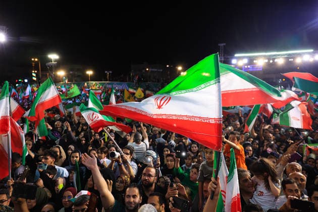May 25, 2026, Iran, Iran: Pro-government supporters wave national flags during a state-organized rally, amid a ceasefire with Iran, the US, and Israel. President Donald Trump issued a fresh warning to Iran on May 17, saying it had to move quickly towards a peace deal or there won t be anything left of them. Washington, locked in conflict with Tehran since US and Israeli forces launched major strikes on the Islamic Republic beginning February 28, has struggled to break an impasse and make any progress toward ending a war that has shaken the Middle East and sent energy prices climbing. Iran s foreign ministry said on May 25, that Tehran was collecting fees for navigational services on ships transiting the strategic Strait of Hormuz, r - ZUMAi98_ 20260525_zih_i98_026 Copyright: xIranianxSupremexLeader SxOfficex