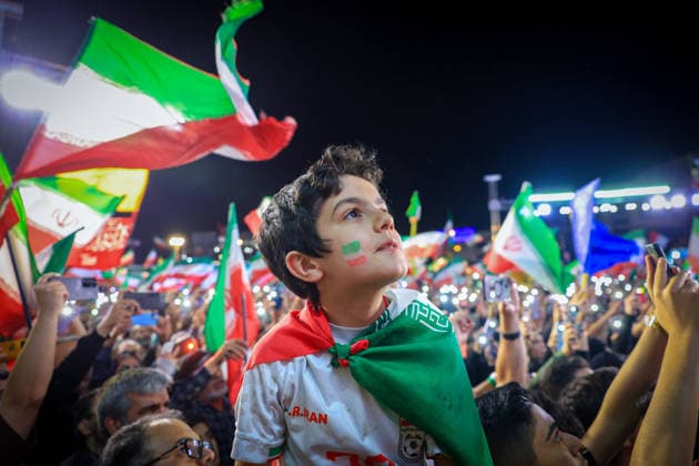 May 25, 2026, Iran, Iran: Pro-government supporters wave national flags during a state-organized rally, amid a ceasefire with Iran, the US, and Israel. President Donald Trump issued a fresh warning to Iran on May 17, saying it had to move quickly towards a peace deal or there won t be anything left of them. Washington, locked in conflict with Tehran since US and Israeli forces launched major strikes on the Islamic Republic beginning February 28, has struggled to break an impasse and make any progress toward ending a war that has shaken the Middle East and sent energy prices climbing. Iran s foreign ministry said on May 25, that Tehran was collecting fees for navigational services on ships transiting the strategic Strait of Hormuz, r - ZUMAi98_ 20260525_zih_i98_028 Copyright: xIranianxSupremexLeader SxOfficex