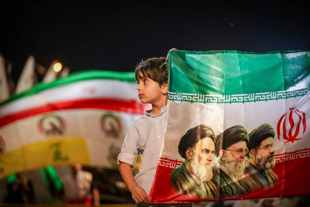 May 25, 2026, Iran, Iran: Pro-government supporters wave national flags during a state-organized rally, amid a ceasefire with Iran, the US, and Israel. President Donald Trump issued a fresh warning to Iran on May 17, saying it had to move quickly towards a peace deal or there won t be anything left of them. Washington, locked in conflict with Tehran since US and Israeli forces launched major strikes on the Islamic Republic beginning February 28, has struggled to break an impasse and make any progress toward ending a war that has shaken the Middle East and sent energy prices climbing. Iran s foreign ministry said on May 25, that Tehran was collecting fees for navigational services on ships transiting the strategic Strait of Hormuz, r - ZUMAi98_ 20260525_zih_i98_033 Copyright: xIranianxSupremexLeader SxOfficex