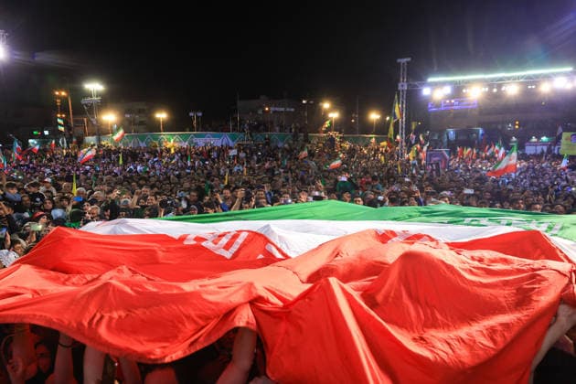 May 25, 2026, Iran, Iran: Pro-government supporters wave national flags during a state-organized rally, amid a ceasefire with Iran, the US, and Israel. President Donald Trump issued a fresh warning to Iran on May 17, saying it had to move quickly towards a peace deal or there won t be anything left of them. Washington, locked in conflict with Tehran since US and Israeli forces launched major strikes on the Islamic Republic beginning February 28, has struggled to break an impasse and make any progress toward ending a war that has shaken the Middle East and sent energy prices climbing. Iran s foreign ministry said on May 25, that Tehran was collecting fees for navigational services on ships transiting the strategic Strait of Hormuz, r - ZUMAi98_ 20260525_zih_i98_025 Copyright: xIranianxSupremexLeader SxOfficex