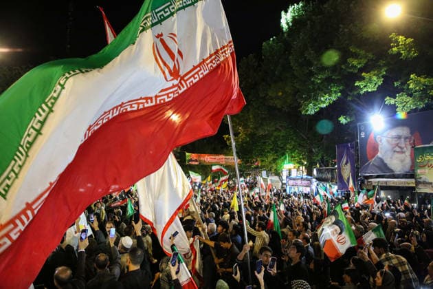 May 25, 2026, Iran, Iran: Pro-government supporters wave national flags during a state-organized rally, amid a ceasefire with Iran, the US, and Israel. President Donald Trump issued a fresh warning to Iran on May 17, saying it had to move quickly towards a peace deal or there won t be anything left of them. Washington, locked in conflict with Tehran since US and Israeli forces launched major strikes on the Islamic Republic beginning February 28, has struggled to break an impasse and make any progress toward ending a war that has shaken the Middle East and sent energy prices climbing. Iran s foreign ministry said on May 25, that Tehran was collecting fees for navigational services on ships transiting the strategic Strait of Hormuz, r - ZUMAi98_ 20260525_zih_i98_035 Copyright: xIranianxSupremexLeader SxOfficex