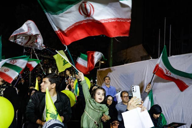 May 25, 2026, Iran, Iran: Pro-government supporters wave national flags during a state-organized rally, amid a ceasefire with Iran, the US, and Israel. President Donald Trump issued a fresh warning to Iran on May 17, saying it had to move quickly towards a peace deal or there won t be anything left of them. Washington, locked in conflict with Tehran since US and Israeli forces launched major strikes on the Islamic Republic beginning February 28, has struggled to break an impasse and make any progress toward ending a war that has shaken the Middle East and sent energy prices climbing. Iran s foreign ministry said on May 25, that Tehran was collecting fees for navigational services on ships transiting the strategic Strait of Hormuz, r - ZUMAi98_ 20260525_zih_i98_038 Copyright: xIranianxSupremexLeader SxOfficex