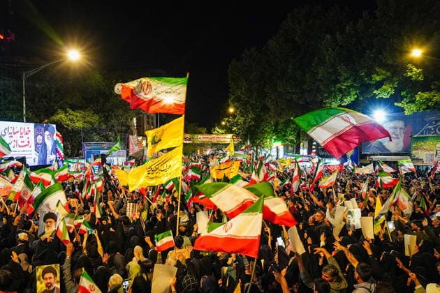May 25, 2026, Iran, Iran: Pro-government supporters wave national flags during a state-organized rally, amid a ceasefire with Iran, the US, and Israel. President Donald Trump issued a fresh warning to Iran on May 17, saying it had to move quickly towards a peace deal or there won t be anything left of them. Washington, locked in conflict with Tehran since US and Israeli forces launched major strikes on the Islamic Republic beginning February 28, has struggled to break an impasse and make any progress toward ending a war that has shaken the Middle East and sent energy prices climbing. Iran s foreign ministry said on May 25, that Tehran was collecting fees for navigational services on ships transiting the strategic Strait of Hormuz, r - ZUMAi98_ 20260525_zih_i98_042 Copyright: xIranianxSupremexLeader SxOfficex