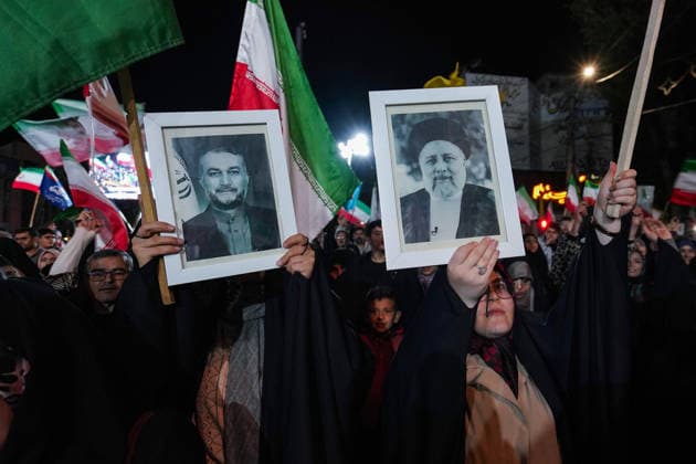 May 25, 2026, Iran, Iran: Pro-government supporters wave national flags during a state-organized rally, amid a ceasefire with Iran, the US, and Israel. President Donald Trump issued a fresh warning to Iran on May 17, saying it had to move quickly towards a peace deal or there won t be anything left of them. Washington, locked in conflict with Tehran since US and Israeli forces launched major strikes on the Islamic Republic beginning February 28, has struggled to break an impasse and make any progress toward ending a war that has shaken the Middle East and sent energy prices climbing. Iran s foreign ministry said on May 25, that Tehran was collecting fees for navigational services on ships transiting the strategic Strait of Hormuz, r - ZUMAi98_ 20260525_zih_i98_056 Copyright: xIranianxSupremexLeader SxOfficex