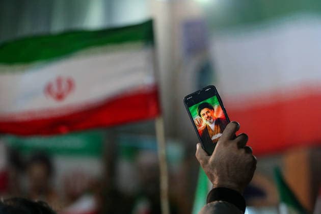 May 25, 2026, Iran, Iran: Pro-government supporters wave national flags during a state-organized rally, amid a ceasefire with Iran, the US, and Israel. President Donald Trump issued a fresh warning to Iran on May 17, saying it had to move quickly towards a peace deal or there won t be anything left of them. Washington, locked in conflict with Tehran since US and Israeli forces launched major strikes on the Islamic Republic beginning February 28, has struggled to break an impasse and make any progress toward ending a war that has shaken the Middle East and sent energy prices climbing. Iran s foreign ministry said on May 25, that Tehran was collecting fees for navigational services on ships transiting the strategic Strait of Hormuz, r - ZUMAi98_ 20260525_zih_i98_055 Copyright: xIranianxSupremexLeader SxOfficex
