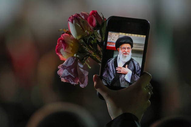 News Bilder des Tages May 25, 2026, Iran, Iran: Pro-government supporters wave national flags during a state-organized rally, amid a ceasefire with Iran, the US, and Israel. President Donald Trump issued a fresh warning to Iran on May 17, saying it had to move quickly towards a peace deal or there won t be anything left of them. Washington, locked in conflict with Tehran since US and Israeli forces launched major strikes on the Islamic Republic beginning February 28, has struggled to break an impasse and make any progress toward ending a war that has shaken the Middle East and sent energy prices climbing. Iran s foreign ministry said on May 25, that Tehran was collecting fees for navigational services on ships transiting the strategic Strait of Hormuz, r - ZUMAi98_ 20260525_zih_i98_053 Copyright: xIranianxSupremexLeader SxOfficex
