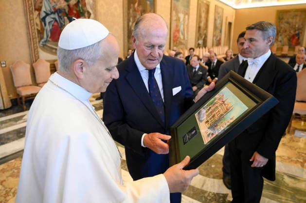 ITALY - POPE LEO XIV RECEIVES A DELEGATION FROM THE CIRCULO ECUESTRE OF BARCELLONA IN A PRIVATE AUDIENCE AT THE VATICAN - 2026 5 25 Italy, Rome, Vatican, 2026 5 25. Pope Leo XIV receives a delegation from the Circulo Ecuestre of Barcelona in a private audience at the Vatican EDITORIAL USE ONLY - NO BOOKS Copyright: xVATICANxMEDIAx