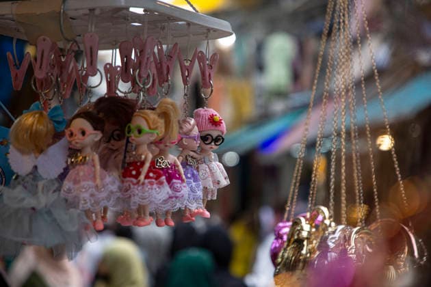 May 25, 2026, Srinagar, Jammu And Kashmir, India: Doll key chains are seen on display as people shop ahead of Eid al-Adha, also known as the Festival of Sacrifice, in Srinagar. Eid al-Adha is the second major Islamic festival of the year. Eid ul-Adha ( Festival of Sacrifice ) is one of the most important festivals in the Muslim calendar. The festival commemorates Prophet Ibrahim s willingness to sacrifice his son in obedience to God s command. Srinagar India - ZUMAa205 20260525_zip_a205_011 Copyright: xAdilxAbassx