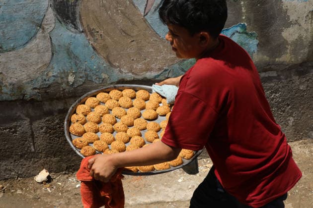 Palestinian women bake Eid cakes inside shelter in Gaza City Palestinian women prepare and bake traditional Eid cakes on makeshift ovens inside a shelter near the Yellow Line area east of Gaza City on May 25, 2026, ahead of Eid al-Adha. Displaced residents are attempting to preserve holiday traditions despite the harsh humanitarian conditions facing Palestinians in the Gaza Strip. Photo by Bilal Osama apaimages Gaza city Gaza Strip Palestinian Territory 250526_Gaza_BO_00(41) Copyright: xapaimagesxBilalxOsamax xapaimagesx