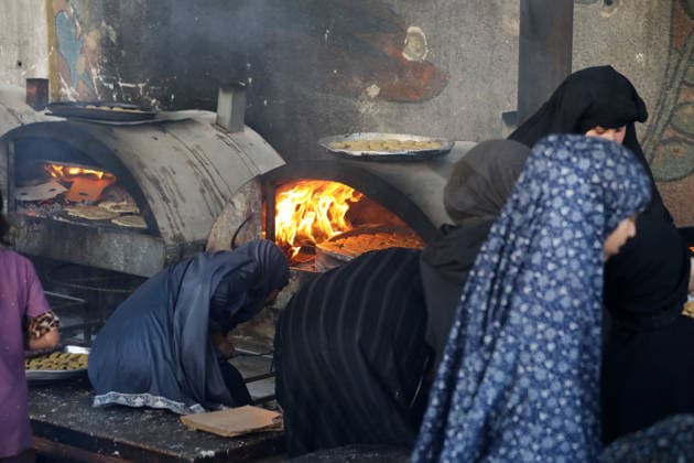 Palestinian women bake Eid cakes inside shelter in Gaza City Palestinian women prepare and bake traditional Eid cakes on makeshift ovens inside a shelter near the Yellow Line area east of Gaza City on May 25, 2026, ahead of Eid al-Adha. Displaced residents are attempting to preserve holiday traditions despite the harsh humanitarian conditions facing Palestinians in the Gaza Strip. Photo by Bilal Osama apaimages Gaza city Gaza Strip Palestinian Territory 250526_Gaza_BO_00(46) Copyright: xapaimagesxBilalxOsamax xapaimagesx
