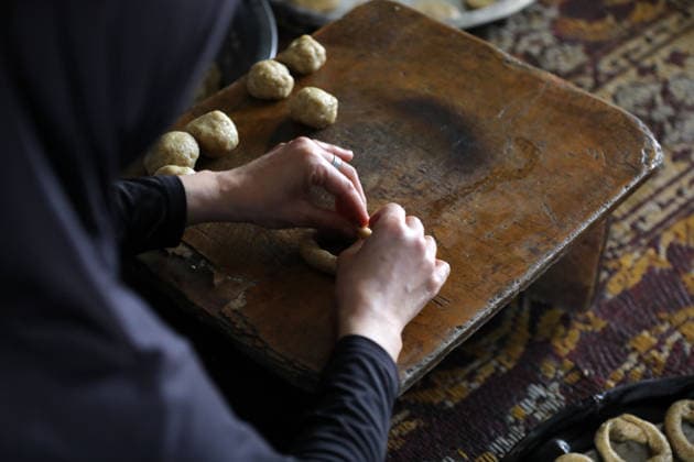 Palestinian women bake Eid cakes inside shelter in Gaza City Palestinian women prepare and bake traditional Eid cakes on makeshift ovens inside a shelter near the Yellow Line area east of Gaza City on May 25, 2026, ahead of Eid al-Adha. Displaced residents are attempting to preserve holiday traditions despite the harsh humanitarian conditions facing Palestinians in the Gaza Strip. Photo by Bilal Osama apaimages Gaza city Gaza Strip Palestinian Territory 250526_Gaza_BO_00(5) Copyright: xapaimagesxBilalxOsamax xapaimagesx