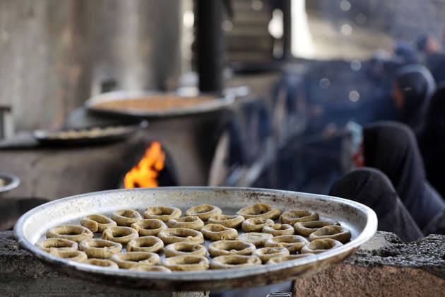 Palestinian women bake Eid cakes inside shelter in Gaza City Palestinian women prepare and bake traditional Eid cakes on makeshift ovens inside a shelter near the Yellow Line area east of Gaza City on May 25, 2026, ahead of Eid al-Adha. Displaced residents are attempting to preserve holiday traditions despite the harsh humanitarian conditions facing Palestinians in the Gaza Strip. Photo by Bilal Osama apaimages Gaza city Gaza Strip Palestinian Territory 250526_Gaza_BO_00(19) Copyright: xapaimagesxBilalxOsamax xapaimagesx