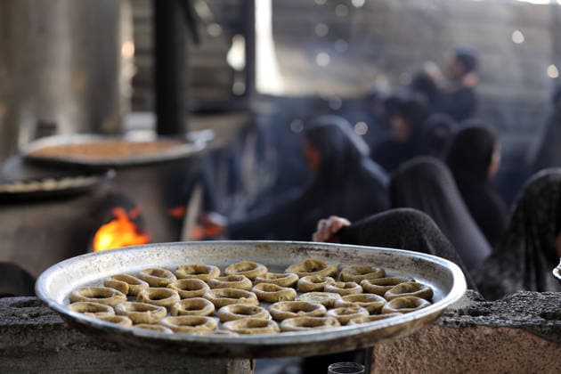 Palestinian women bake Eid cakes inside shelter in Gaza City Palestinian women prepare and bake traditional Eid cakes on makeshift ovens inside a shelter near the Yellow Line area east of Gaza City on May 25, 2026, ahead of Eid al-Adha. Displaced residents are attempting to preserve holiday traditions despite the harsh humanitarian conditions facing Palestinians in the Gaza Strip. Photo by Bilal Osama apaimages Gaza city Gaza Strip Palestinian Territory 250526_Gaza_BO_00(20) Copyright: xapaimagesxBilalxOsamax xapaimagesx