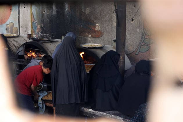 Palestinian women bake Eid cakes inside shelter in Gaza City Palestinian women prepare and bake traditional Eid cakes on makeshift ovens inside a shelter near the Yellow Line area east of Gaza City on May 25, 2026, ahead of Eid al-Adha. Displaced residents are attempting to preserve holiday traditions despite the harsh humanitarian conditions facing Palestinians in the Gaza Strip. Photo by Bilal Osama apaimages Gaza city Gaza Strip Palestinian Territory 250526_Gaza_BO_00(39) Copyright: xapaimagesxBilalxOsamax xapaimagesx