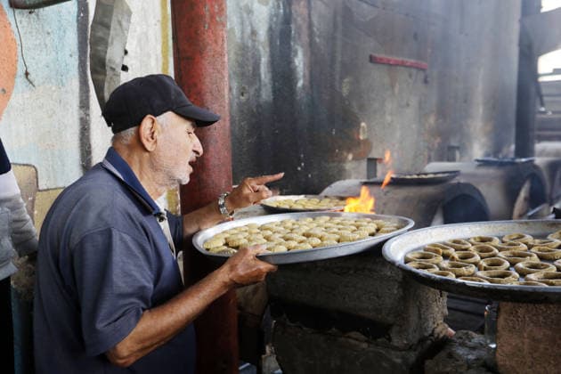 Palestinian women bake Eid cakes inside shelter in Gaza City Palestinian women prepare and bake traditional Eid cakes on makeshift ovens inside a shelter near the Yellow Line area east of Gaza City on May 25, 2026, ahead of Eid al-Adha. Displaced residents are attempting to preserve holiday traditions despite the harsh humanitarian conditions facing Palestinians in the Gaza Strip. Photo by Bilal Osama apaimages Gaza city Gaza Strip Palestinian Territory 250526_Gaza_BO_00(54) Copyright: xapaimagesxBilalxOsamax xapaimagesx