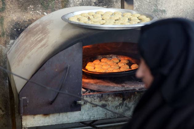 Palestinian women bake Eid cakes inside shelter in Gaza City Palestinian women prepare and bake traditional Eid cakes on makeshift ovens inside a shelter near the Yellow Line area east of Gaza City on May 25, 2026, ahead of Eid al-Adha. Displaced residents are attempting to preserve holiday traditions despite the harsh humanitarian conditions facing Palestinians in the Gaza Strip. Photo by Bilal Osama apaimages Gaza city Gaza Strip Palestinian Territory 250526_Gaza_BO_00(58) Copyright: xapaimagesxBilalxOsamax xapaimagesx