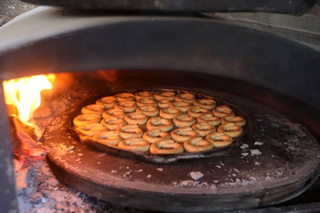 Palestinian women bake Eid cakes inside shelter in Gaza City Palestinian women prepare and bake traditional Eid cakes on makeshift ovens inside a shelter near the Yellow Line area east of Gaza City on May 25, 2026, ahead of Eid al-Adha. Displaced residents are attempting to preserve holiday traditions despite the harsh humanitarian conditions facing Palestinians in the Gaza Strip. Photo by Bilal Osama apaimages Gaza city Gaza Strip Palestinian Territory 250526_Gaza_BO_00(61) Copyright: xapaimagesxBilalxOsamax xapaimagesx