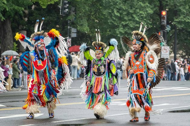 May 25, 2026, Washington, District Of Columbia, Unites States: Participants dressed in Native American ceremonial attire stand along the parade route during the National Memorial Day Parade in Washington, D.C. Washington Unites States  - ZUMAk206 20260525_znp_k206_014 Copyright: xMattxKaminskyx
