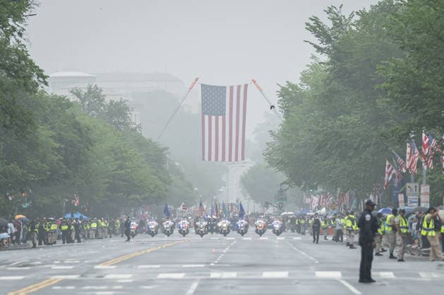 May 25, 2026, Washington, District Of Columbia, Unites States: Participants march along Constitution Avenue during the National Memorial Day Parade in Washington, D.C., honoring fallen U.S. service members and recognizing the sacrifices of military families, veterans, and active-duty personnel. Washington Unites States  - ZUMAk206 20260525_znp_k206_002 Copyright: xMattxKaminskyx