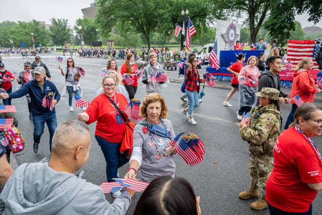 May 25, 2026, Washington, District Of Columbia, Unites States: Participants march along Constitution Avenue during the National Memorial Day Parade in Washington, D.C., honoring fallen U.S. service members and recognizing the sacrifices of military families, veterans, and active-duty personnel. Washington Unites States  - ZUMAk206 20260525_znp_k206_004 Copyright: xMattxKaminskyx