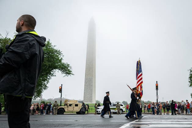May 25, 2026, Washington, District Of Columbia, Unites States: Service members and parade participants march along Constitution Avenue during the National Memorial Day Parade in Washington, D.C. Washington Unites States  - ZUMAk206 20260525_znp_k206_001 Copyright: xMattxKaminskyx