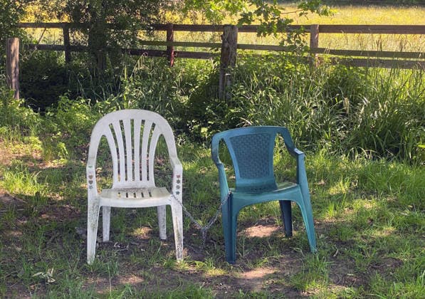 News Bilder des Tages 25.05.2026, Deutschland, NRW, Freizeit, Erholung, Zusammengekettete Kunststoffstühle auf einer Wiese, Stühle, Plastikstuhl, Stuhl mit Armlehnen, Deutschland *** 25 05 2026, Germany, NRW, leisure, recreation, chained plastic chairs on a meadow, chairs, plastic chair, chair with armrests, Germany Copyright: xD.xKerlekin SnowfieldxPhotographyx SF250526StuehleD