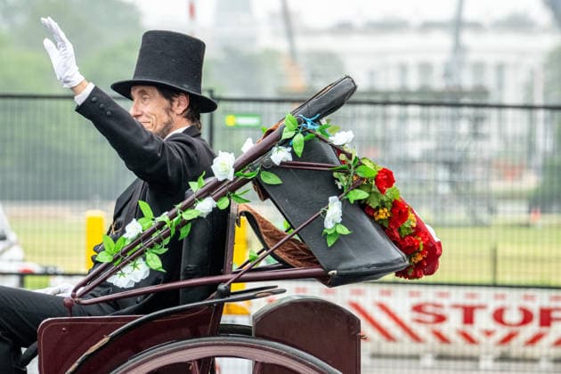 May 25, 2026, Washington, District Of Columbia, Unites States: A participant dressed as ABRAHAM LINCOLN rides past the White House during the National Memorial Day Parade in Washington, D.C. Washington Unites States - ZUMAk206 20260525_znp_k206_017 Copyright: xMattxKaminskyx