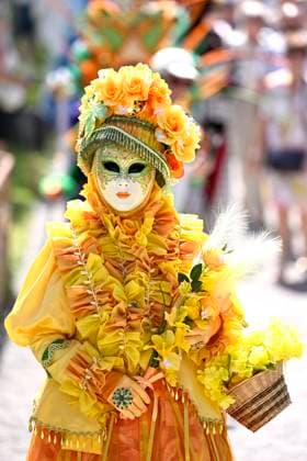The Costumed Figures of Venice 2026 in the Annevoie Gardens ANNEVOIE, BELGIUM - MAY 25 : The Costumed Figures of Venice 2026. Grand parade of costumed figures : the largest Venetian carnival outside Venice, featuring over 110 costumes in the Annevoie Gardens on May 25, 2026 in Annevoie, Belgium, 25 05 2026 Annevoie Belgium  Copyright: xDidierxLebrunx