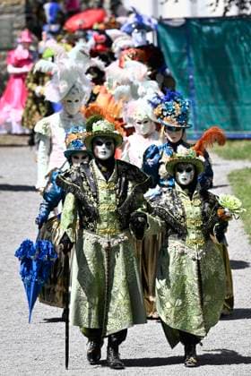 The Costumed Figures of Venice 2026 in the Annevoie Gardens ANNEVOIE, BELGIUM - MAY 25 : The Costumed Figures of Venice 2026. Grand parade of costumed figures : the largest Venetian carnival outside Venice, featuring over 110 costumes in the Annevoie Gardens on May 25, 2026 in Annevoie, Belgium, 25 05 2026 Annevoie Belgium  Copyright: xDidierxLebrunx