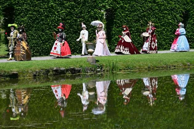 The Costumed Figures of Venice 2026 in the Annevoie Gardens ANNEVOIE, BELGIUM - MAY 25 : The Costumed Figures of Venice 2026. Grand parade of costumed figures : the largest Venetian carnival outside Venice, featuring over 110 costumes in the Annevoie Gardens on May 25, 2026 in Annevoie, Belgium, 25 05 2026 Annevoie Belgium  Copyright: xDidierxLebrunx