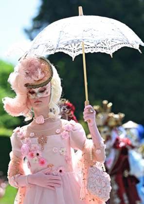 The Costumed Figures of Venice 2026 in the Annevoie Gardens ANNEVOIE, BELGIUM - MAY 25 : The Costumed Figures of Venice 2026. Grand parade of costumed figures : the largest Venetian carnival outside Venice, featuring over 110 costumes in the Annevoie Gardens on May 25, 2026 in Annevoie, Belgium, 25 05 2026 Annevoie Belgium  Copyright: xDidierxLebrunx