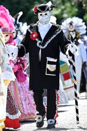 The Costumed Figures of Venice 2026 in the Annevoie Gardens ANNEVOIE, BELGIUM - MAY 25 : The Costumed Figures of Venice 2026. Grand parade of costumed figures : the largest Venetian carnival outside Venice, featuring over 110 costumes in the Annevoie Gardens on May 25, 2026 in Annevoie, Belgium, 25 05 2026 Annevoie Belgium  Copyright: xDidierxLebrunx