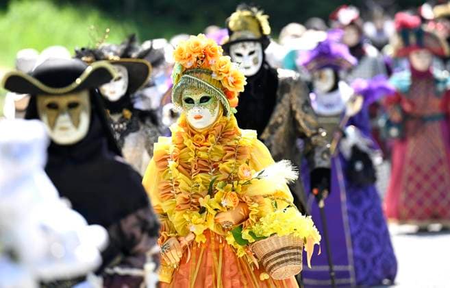The Costumed Figures of Venice 2026 in the Annevoie Gardens ANNEVOIE, BELGIUM - MAY 25 : The Costumed Figures of Venice 2026. Grand parade of costumed figures : the largest Venetian carnival outside Venice, featuring over 110 costumes in the Annevoie Gardens on May 25, 2026 in Annevoie, Belgium, 25 05 2026 Annevoie Belgium  Copyright: xDidierxLebrunx