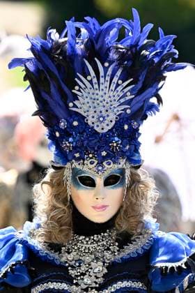 The Costumed Figures of Venice 2026 in the Annevoie Gardens ANNEVOIE, BELGIUM - MAY 25 : The Costumed Figures of Venice 2026. Grand parade of costumed figures : the largest Venetian carnival outside Venice, featuring over 110 costumes in the Annevoie Gardens on May 25, 2026 in Annevoie, Belgium, 25 05 2026 Annevoie Belgium  Copyright: xDidierxLebrunx