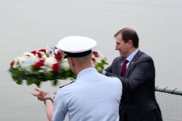 New York, NY- May 25: Mayor Zohran Kwame Mamdani Attends the Intrepid Museum Memorial Day Ceremony and participates in Ceremonial Wreath Throwing into Hudson River with Ken Fisher, Admiral Karl Thomas, City Council Member Julie Mennin, Frank Morano, Captain Johnathan Andrechik, and Congressman Dan Goldman on May 25 2026 Credit: Camara Porter USA - ZUMAa123 20260525_zaa_a123_053 Copyright: xAdMediax