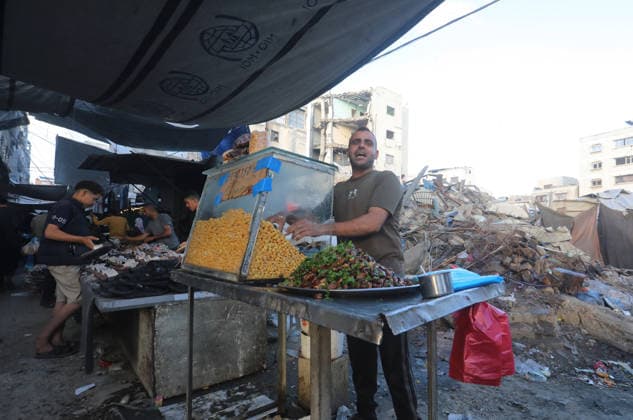Palestinians walk through Gaza City market ahead of Eid al-Adha Palestinians walk through Omar al-Mukhtar market in Gaza City on May 25, 2026, ahead of Eid al-Adha, as vendors display goods on temporary roadside stalls. The market witnessed weak consumer demand and declining purchasing power amid worsening economic conditions caused by the ongoing war. Photo by Bilal Osama apaimages Gaza city Gaza Strip Palestinian Territory 250526_Gaza_BO_01(26) Copyright: xapaimagesxBilalxOsamax xapaimagesx