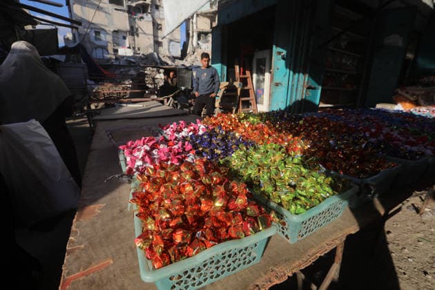 Palestinians walk through Gaza City market ahead of Eid al-Adha Palestinians walk through Omar al-Mukhtar market in Gaza City on May 25, 2026, ahead of Eid al-Adha, as vendors display goods on temporary roadside stalls. The market witnessed weak consumer demand and declining purchasing power amid worsening economic conditions caused by the ongoing war. Photo by Bilal Osama apaimages Gaza city Gaza Strip Palestinian Territory 250526_Gaza_BO_01(5) Copyright: xapaimagesxBilalxOsamax xapaimagesx