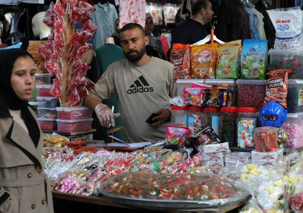 Palestinians walk through Gaza City market ahead of Eid al-Adha Palestinians walk through Omar al-Mukhtar market in Gaza City on May 25, 2026, ahead of Eid al-Adha, as vendors display goods on temporary roadside stalls. The market witnessed weak consumer demand and declining purchasing power amid worsening economic conditions caused by the ongoing war. Photo by Bilal Osama apaimages Gaza city Gaza Strip Palestinian Territory 250526_Gaza_BO_01(51) Copyright: xapaimagesxBilalxOsamax xapaimagesx