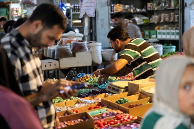 Palestinians walk through Gaza City market ahead of Eid al-Adha Palestinians walk through Omar al-Mukhtar market in Gaza City on May 25, 2026, ahead of Eid al-Adha, as vendors display goods on temporary roadside stalls. The market witnessed weak consumer demand and declining purchasing power amid worsening economic conditions caused by the ongoing war. Photo by Bilal Osama apaimages Gaza city Gaza Strip Palestinian Territory 250526_Gaza_BO_01(13) Copyright: xapaimagesxBilalxOsamax xapaimagesx