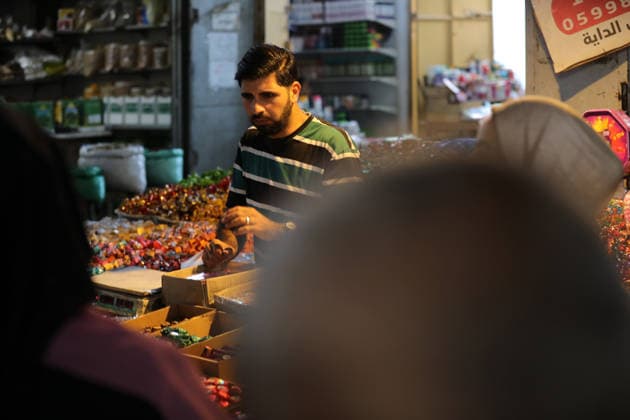 Palestinians walk through Gaza City market ahead of Eid al-Adha Palestinians walk through Omar al-Mukhtar market in Gaza City on May 25, 2026, ahead of Eid al-Adha, as vendors display goods on temporary roadside stalls. The market witnessed weak consumer demand and declining purchasing power amid worsening economic conditions caused by the ongoing war. Photo by Bilal Osama apaimages Gaza city Gaza Strip Palestinian Territory 250526_Gaza_BO_01(14) Copyright: xapaimagesxBilalxOsamax xapaimagesx