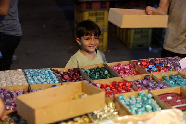 Palestinians walk through Gaza City market ahead of Eid al-Adha Palestinians walk through Omar al-Mukhtar market in Gaza City on May 25, 2026, ahead of Eid al-Adha, as vendors display goods on temporary roadside stalls. The market witnessed weak consumer demand and declining purchasing power amid worsening economic conditions caused by the ongoing war. Photo by Bilal Osama apaimages Gaza city Gaza Strip Palestinian Territory 250526_Gaza_BO_01(17) Copyright: xapaimagesxBilalxOsamax xapaimagesx