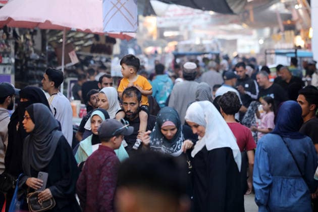 Palestinians walk through Gaza City market ahead of Eid al-Adha Palestinians walk through Omar al-Mukhtar market in Gaza City on May 25, 2026, ahead of Eid al-Adha, as vendors display goods on temporary roadside stalls. The market witnessed weak consumer demand and declining purchasing power amid worsening economic conditions caused by the ongoing war. Photo by Bilal Osama apaimages Gaza city Gaza Strip Palestinian Territory 250526_Gaza_BO_01(33) Copyright: xapaimagesxBilalxOsamax xapaimagesx