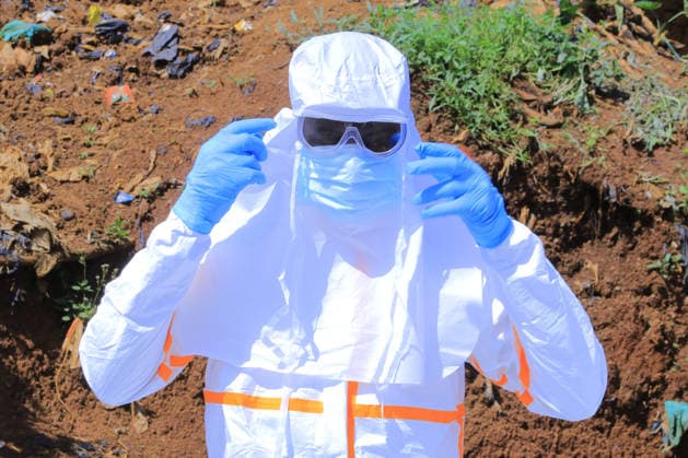Ebola outbreak in Democratic Republic of Congo MONGBWALU, DEMOCRATIC REPUBLIC OF THE CONGO - MAY 25: A health worker wears protective equipment before transporting the body of a person who died with suspected Ebola infection in Mongbwalu village of Ituri province in eastern Democratic Republic of the Congo, on May 25, 2026. Marcus Loika Anadolu Mongbwalu Democratic Republic of the Congo. Editorial use only. Please get in touch for any other usage.  Copyright: x2026xAnadoluxMarcusxLoikax