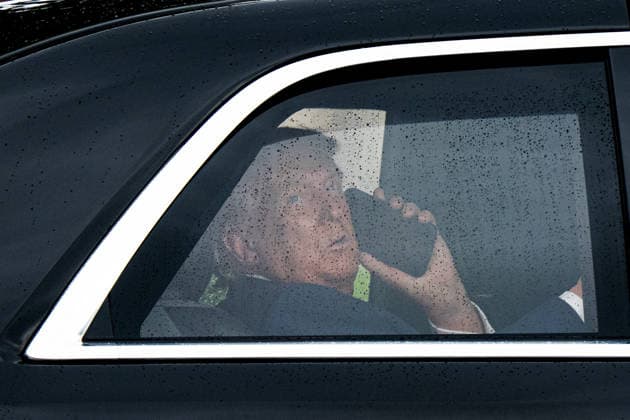 News Bilder des Tages May 25, 2026, Washington, District Of Columbia, USA: United States President Donald J Trump speaks on the phone as he arrives at the White House in Washington DC on Monday, May 25, 2025 Washington USA  - ZUMAs152 20260525_faa_s152_026 Copyright: xAaronxSchwartzx